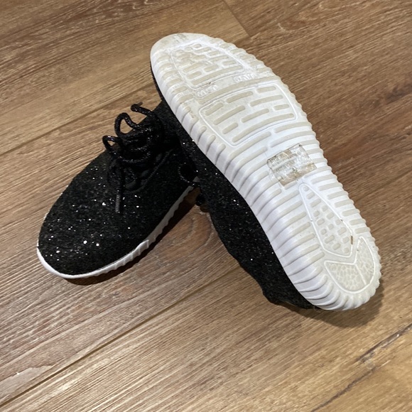 Womes sparkle black shoes. - Picture 3 of 4